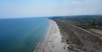 Cât costă o noapte de cazare pe plaja sălbatică de la Corbu, în 2025. Plaja a devenit tot mai populară, dar (…)