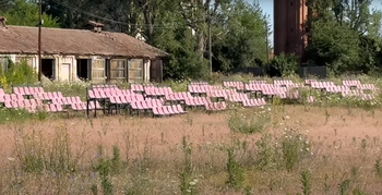 Cum arată baza fantomă de la Ineu. Imagini cu construcția părăsită, invadată de buruieni: „A costat şi asta câteva (…)