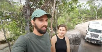 Un cuplu și-a părăsit locul de muncă pentru a călători 160.000 km în jurul lumii cu Land Rover-ul