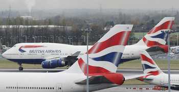 Un însoțitor de bord al British Airways a fost salvat din toaletă drogat, transpirat și dezbrăcat