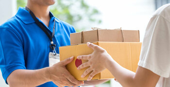 Ce este „mystery box”, varianta modernă a lozului în plic. Mulți români plătesc fără să știe ce cumpără, de fapt