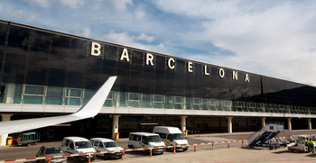 Copil de 10 ani cu pașaportul expirat, ABANDONAT de părinți în aeroportul din Barcelona pentru a-și putea continua (…)