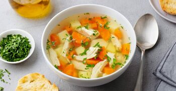 Secretul unei supe de pui ca la bunica. Ce ingredient adaugă moldovencele la final pentru un gust mai bogat