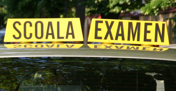 O femeie care susținea a treia oară examenul auto a lovit un instructor și două mașini în parcare