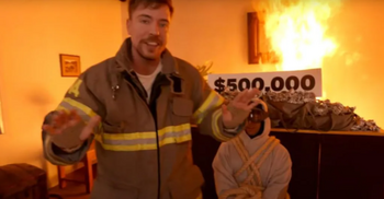 Cel mai urmărit YouTuber din lume, criticat pentru clipul cu cascador plătit să scape dintr-o clădire în flăcări: (…)