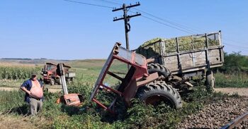 O persoană a fost rănită în urma impactului dintre un tren de călători și un tractor cu remorcă