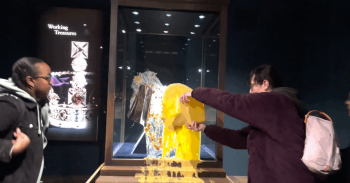 Turnul Londrei a fost închis pentru vizitatori. Patru activiști au fost arestați după ce au aruncat cu mâncare în (…)