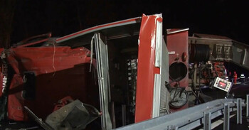 Autospecială de pompieri răsturnată în Argeș. Cinci salvatori, răniți în misiune după explozia unui cauciuc