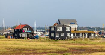 Satul cu 300 de locuitori care a devenit refugiul „idilic” al vedetelor