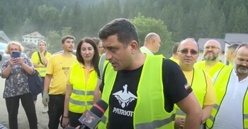 În mijlocul dezastrului, George Simion le întinde o mână sinistraților din Broșteni: „Asta înseamnă solidaritate (…)