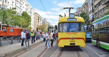 Un tramvai aflat la Depoul Dudești stârnește zâmbete mai repede decât pornește motorul