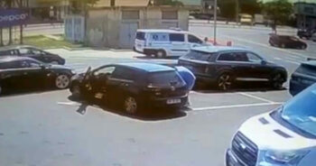 Alertă după ce doi bărbați au încercat să bage o femeie cu forţa într-un autoturism