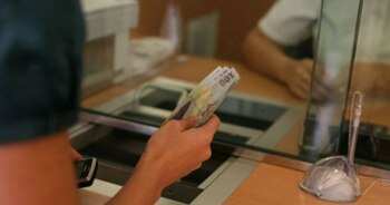 Banii românilor din bănci vor fi impozitați! De la ce sumă se aplică legea!