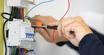 Guvernul britanic anunță investiții masive în energia verde. Se caută zeci de mii de instalatori, electricieni și sudori
