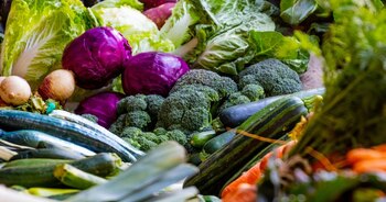 Tipul de legumă care face minuni împotriva cancerului. Câte grame din aceste plante miraculoase trebuie să mâncăm zilnic