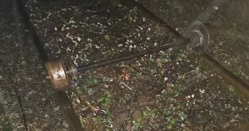 Doi adolescenți, reținuți de poliție după ce au pus osii metalice pe șinele de cale ferată