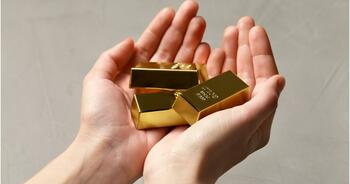 Un francez a descoperit monede de aur şi lingouri în timp ce-şi săpa piscina. Poate păstra