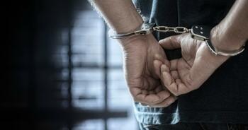 Învățător din Lugoj, reținut după ce ar fi lovit cu palma două eleve de 10 ani