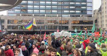 Zeci de mii de oameni protestează în Bruxelles împotriva planurilor de austeritate ale Guvernului De Wever