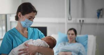 A picat un test de „competență parentală” și i-a fost luat bebelușul la o oră după ce l-a născut: „Nu voiam să intru (…)