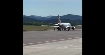Tragedie pe aeroportul din Bergamo! Un bărbat a murit după ce a fost aspirat de motorul unui avion