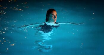 „Night Swim”, filmul de pe Netflix care transformă o piscină aparent banală într-un coșmar supranatural