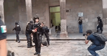 Proteste violente în Mexic, după asasinarea unui primar în timpul sărbătorii „Día de los Muertos“. Manifestanții au (…)