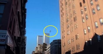 VIDEO: Momentul în care primul avion lovește World Trade Center, 11 septembrie 2001