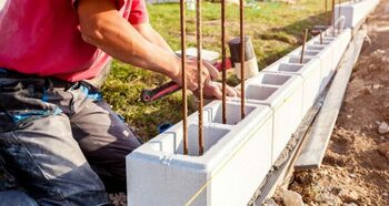 Cât costă un gard din plasă, din lemn sau din BCA în 2025. Ce trebuie să știi despre autorizații, materiale și manoperă