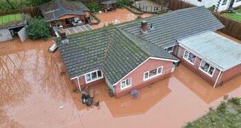 Furtuna Claudia paralizează Anglia și Țara Galilor: sate sub ape, pene de curent și peste 90 de avertizări de inundații