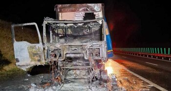 Incendiu puternic pe A3: Un TIR care transporta apă și sucuri a ars în întregime