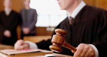 Judecătorii Instanței Supreme decid în ședință dacă atacă legea care reglementează pensiile private la Curtea (…)