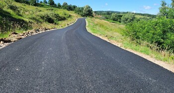 Mai multe drumuri comunale din Aștileu vor fi asfaltate. Valoarea lucrărilor: 2 milioane lei