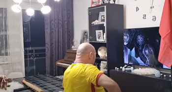 Un român a spart televizorul cu bâta în timpul meciului Bosnia – România: „Acum, să-i cumpere Dennis Man unul”