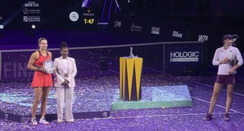 Rybakina i-a întors spatele șefei WTA. A refuzat poza oficială, la scurt timp după ce a primit trofeul la Turneul (…)