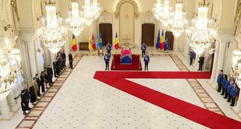 Sicriul cu rămăşiţele pământeşti ale lui Grigore Alexandru Ghyka, ultimul domn al Moldovei, depus duminică în Sala (…)