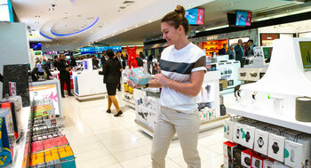 Simona Halep, moment neașteptat într-un mall din București! După ce s-a interesat de un iPhone 17, „Simo” a luat o (…)