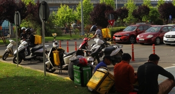 Coincidență sau nu cu boicotul lui Tănasă (AUR) privind intrezicerea migranților în munca de curierat, în Sankt (…)