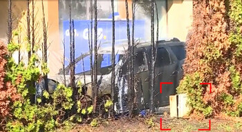 Două maşini au luat foc în Pipera, la câțiva pași de o conductă de gaz. Zeci de locatari, scoși din case