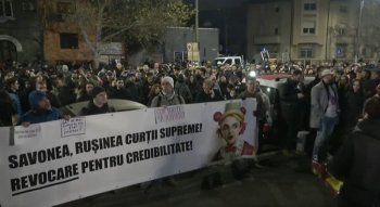 „Hoții prinși, nu prescriși”. Protest cu sute de oameni în fața CSM. Manifestanții cer demisii la vârful sistemului (…)