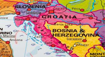 Liderul sârbilor din Bosnia, Milorad Dodik, s-a predat justiţiei / A acceptat să fie interogat într-un dosar pentru (…)