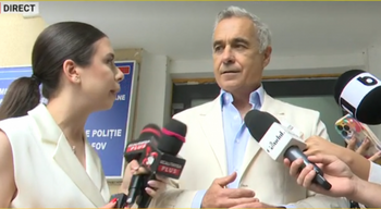 Călin Georgescu, mesaj din fața IPJ Ilfov: Ei mint, noi știm că ei mint, iar ei știu că noi știm că ei mint