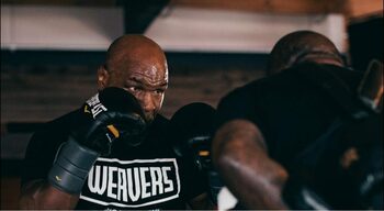 Mike Tyson şi Floyd Mayweather se vor înfrunta în ring în primăvara anului viitor