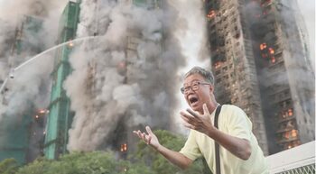 Incendiu puternic în Hong Kong. Arde un complex de zgârie nori. Sunt cel puțin 13 morți, dar și oameni blocați în (…)