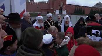 O fetiță îl neliniștește pe Putin. Micuța l-a întrebat despre soarta unchiului ei, rănit în război. „L-au trimis (…)