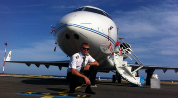 El este Sorin Bochiș, pilotul care a murit după ce s-a prăbușit cu avionul în Orăștie. În 2018 scăpase cu viață din (…)