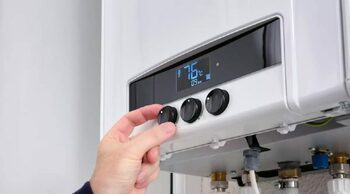 Cât te costă să încălzești o garsonieră în decembrie 2025 cu centrală pe gaz vs. electrică