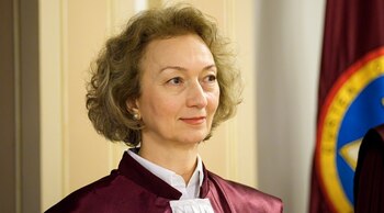 Culisele alegerii Siminei Tănăsescu la șefia CCR. A fost votată de doi judecători PSD. Nicușor Dan, luat prin (…)
