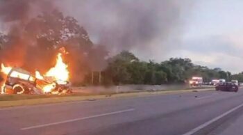 Oameni carbonizați, după ce o dubă cu muncitori a izbit un TIR şi a luat foc
