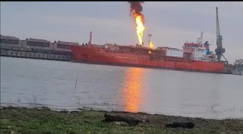 Peste 180 de oameni au fost evacuați din zonele cu risc de explozie din cauza petrolierului care arde pe Dunăre